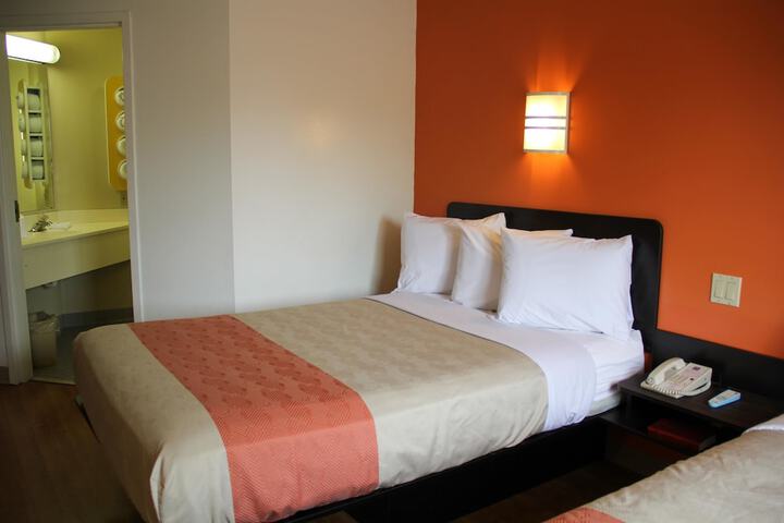1 Queen Bed (5 of 7)