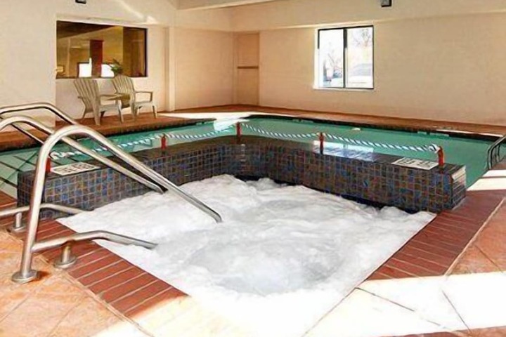 Indoor spa tub