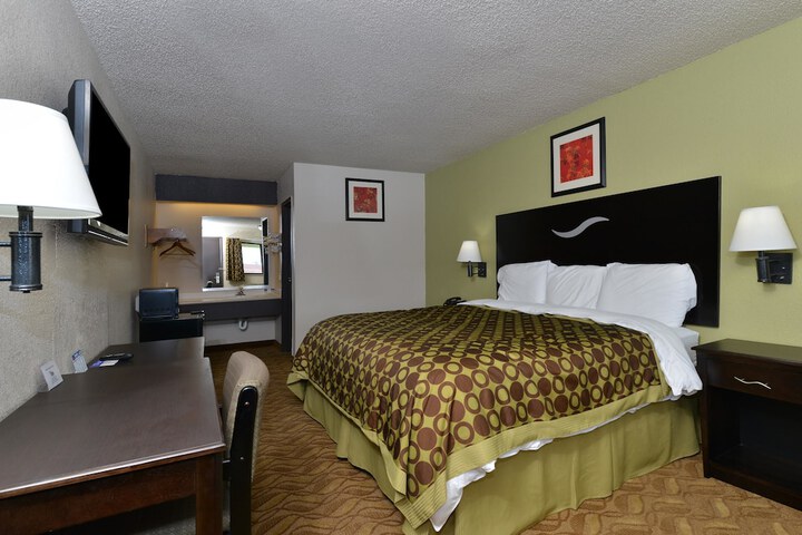 1 King Bed (4 of 4)