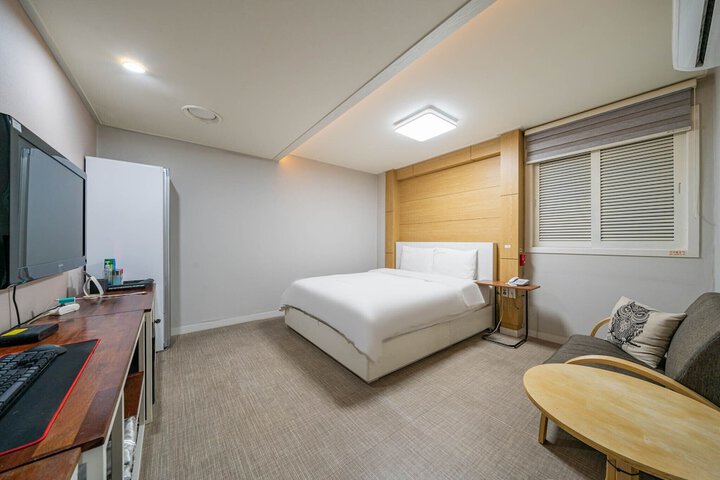 Room 18 of 37
