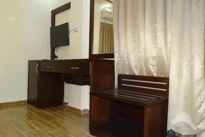 Room 9 of 38