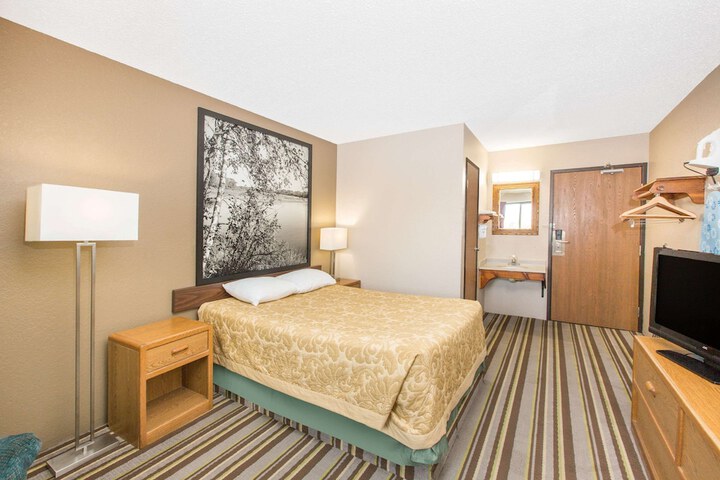 1 Queen Bed (14 of 23)