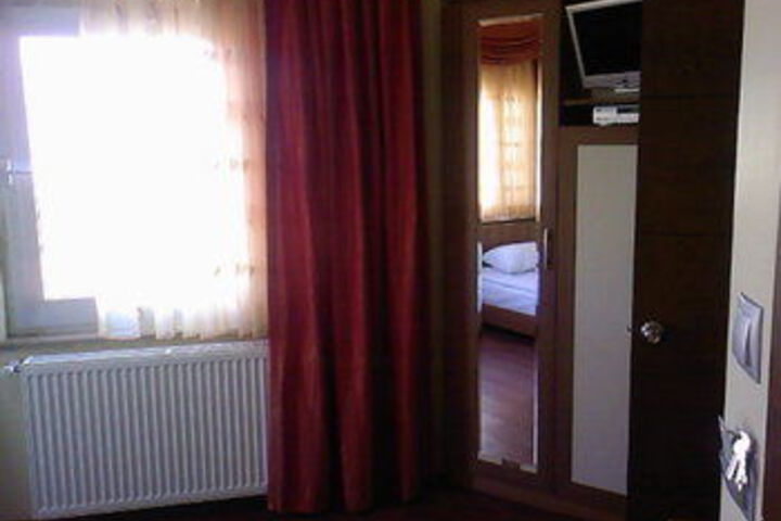 Room 6 of 15