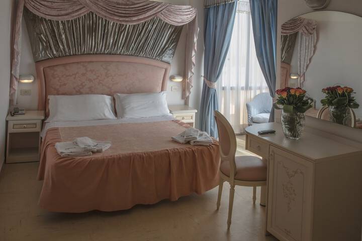 Room 8 of 42