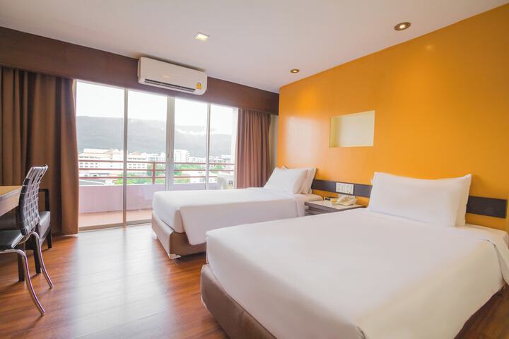 Room 10 of 65
