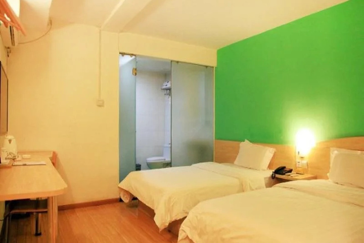 Room 6 of 16