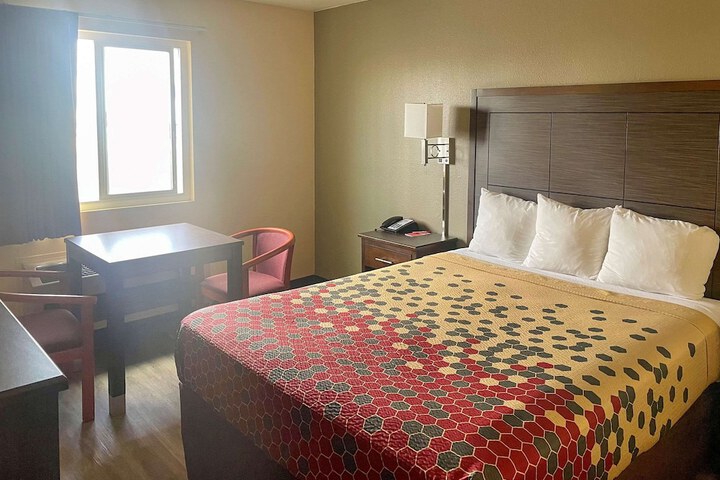 1 Queen Bed (9 of 12)