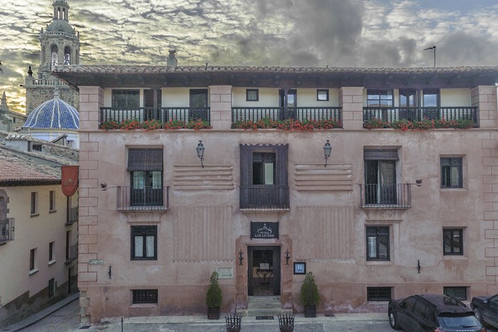 Exterior of Hotel los Leones