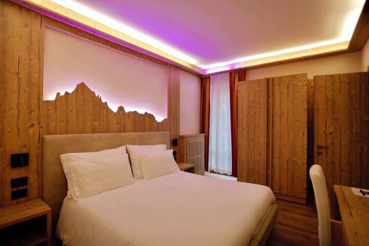 Room 5 of 107
