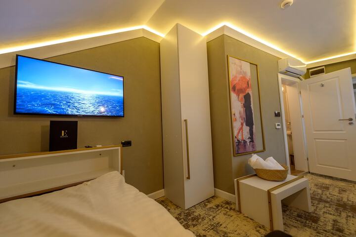 Room 7 of 104