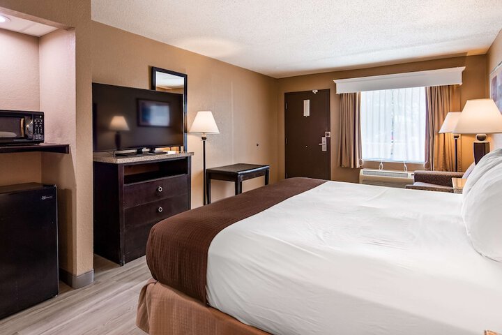 1 King Bed Sofa For Sitting Microwave and Refrigerator Oversized Room Desk Continental Breakfast (10 of 17)