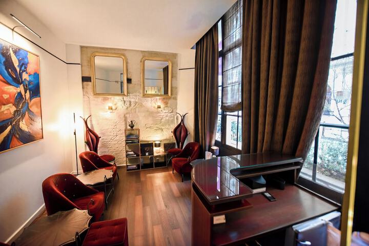 Lounge 37 of 42