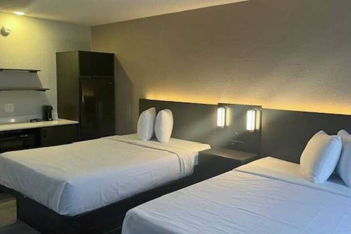 Room 6 of 10