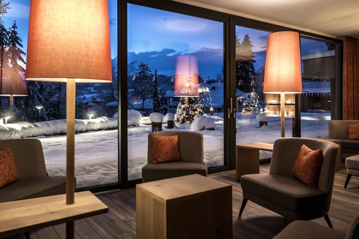 Lounge 73 of 78