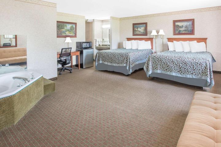 2 Queen Beds (1 of 8)