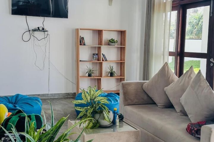 Room 6 of 25