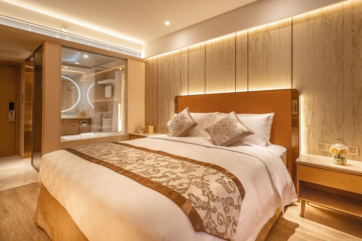Room 13 of 36