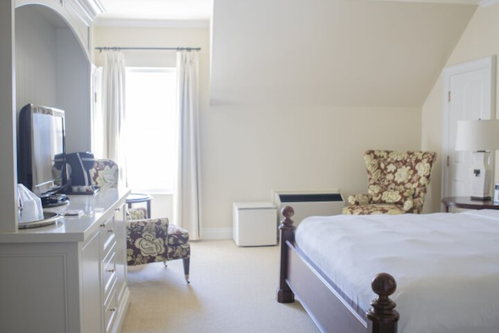 Standard King Bed Lake View (8 of 17)