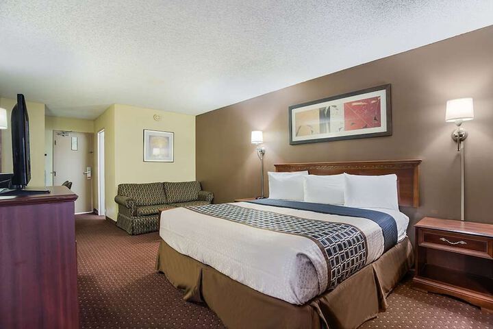 1 King Bed (3 of 7)