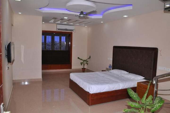 Room 6 of 33