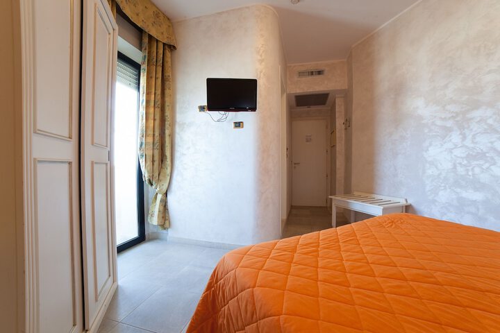 Room 13 of 22