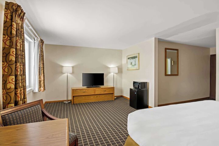 1 King Bed (12 of 14)