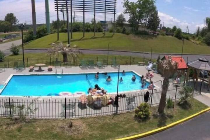 Pool 17 of 32