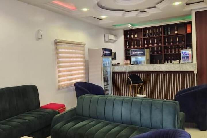 Lounge 20 of 27