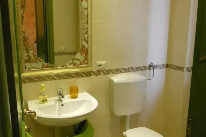Room 7 of 12
