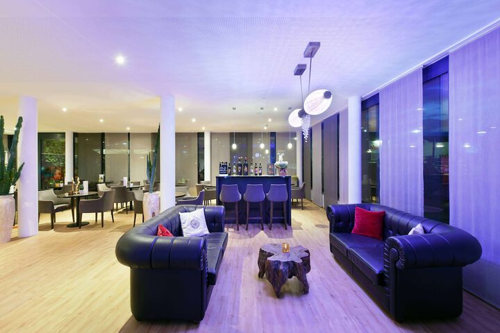 Lounge 107 of 121
