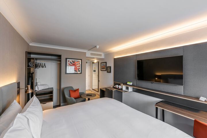 Room 16 of 100