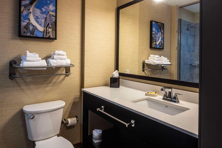 2 Queen Accessible Comms Assist Bathtub Microwave, Refrigerator WiFi Full Breakfast (11 of 12)