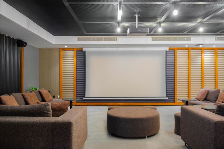 Lounge 106 of 137
