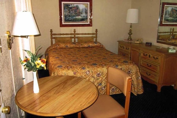 Room 4 of 27