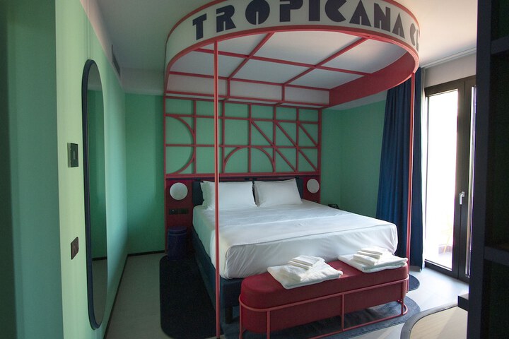 Room 9 of 127