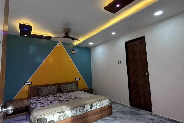 Room 6 of 28