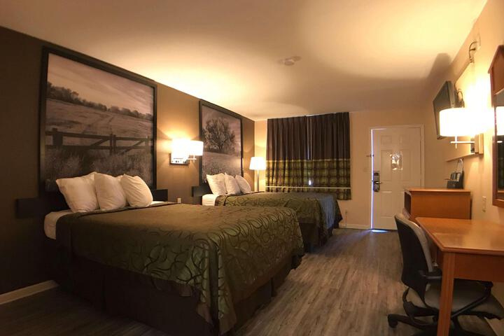 2 Queen Beds (2 of 5)