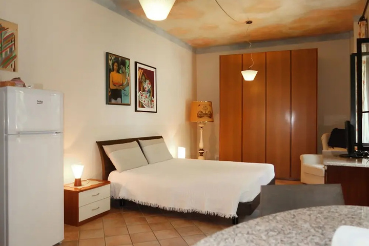 Room 2 of 10