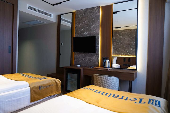 Room 7 of 16