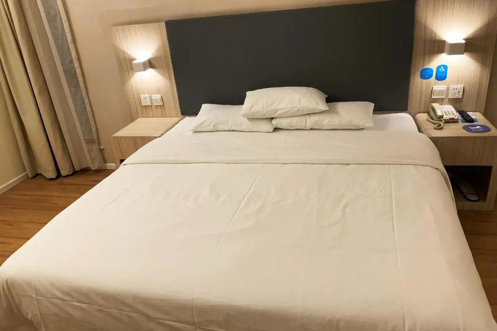 Room 6 of 16