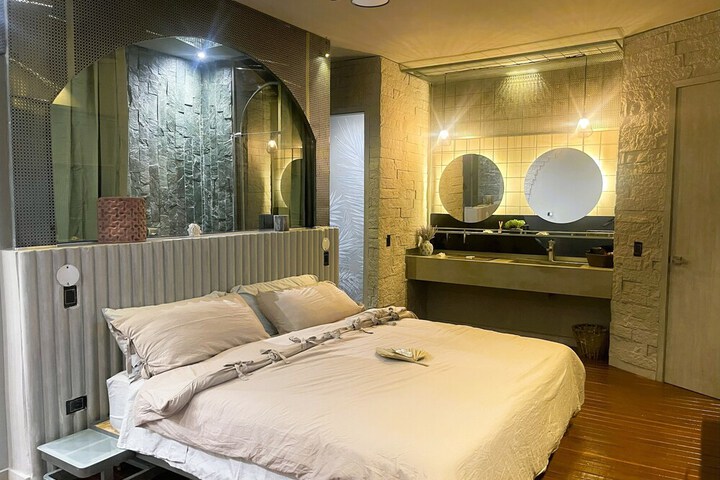 Room 33 of 87