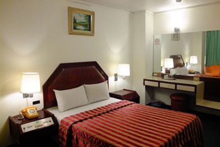 Room 6 of 19