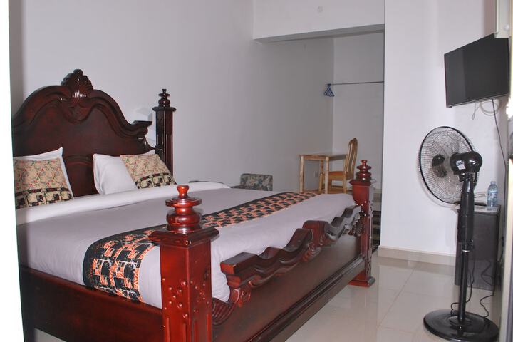 Room 3 of 182