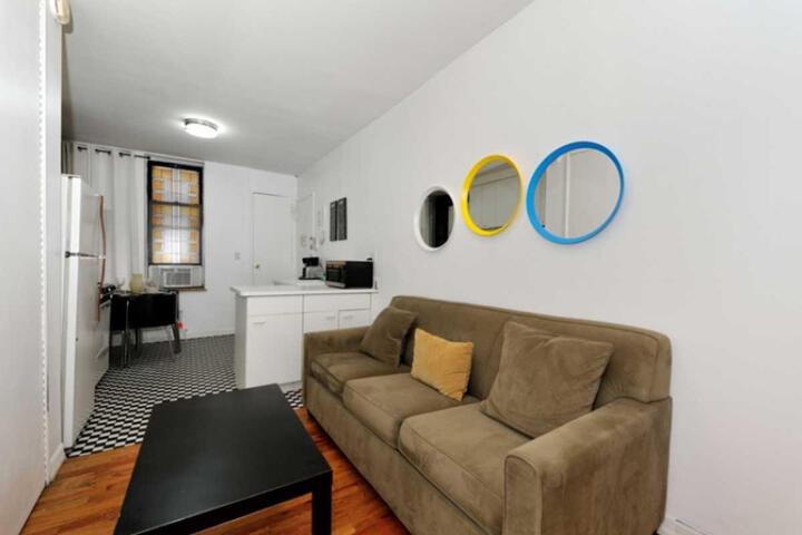 Exterior of Times Square 2brds 1bath Urban 8314