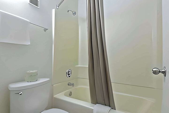 1 King Bed (3 of 6)