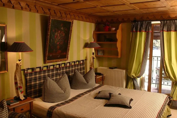 Room 4 of 14