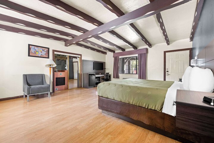 1 King Bed (4 of 18)