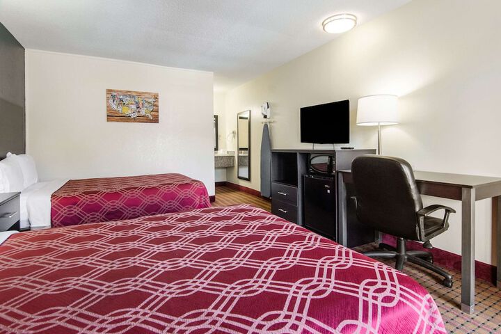 2 Double Beds (9 of 11)