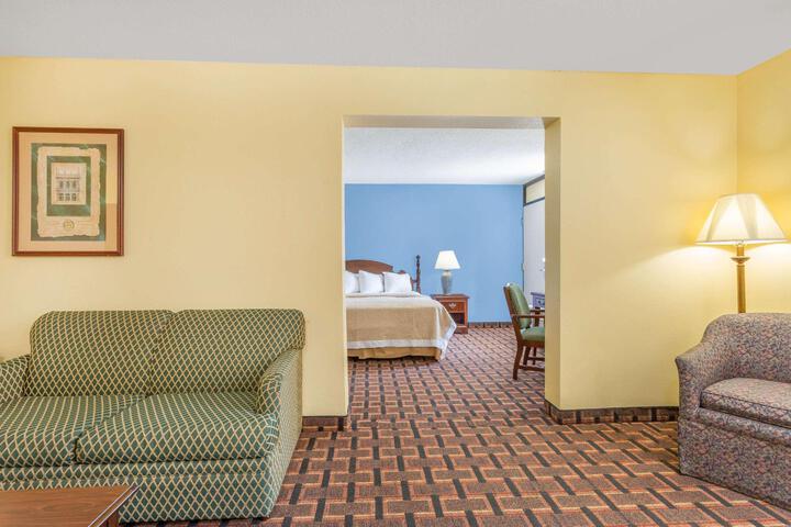 1 King Bed (4 of 7)