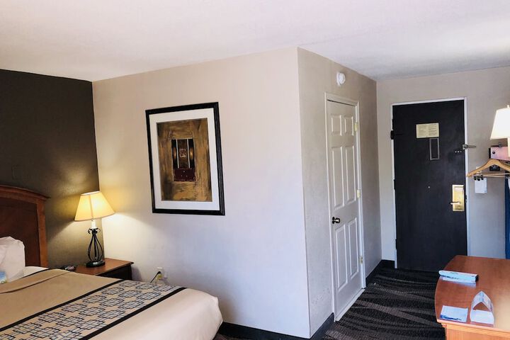 1 Queen Bed (3 of 3)